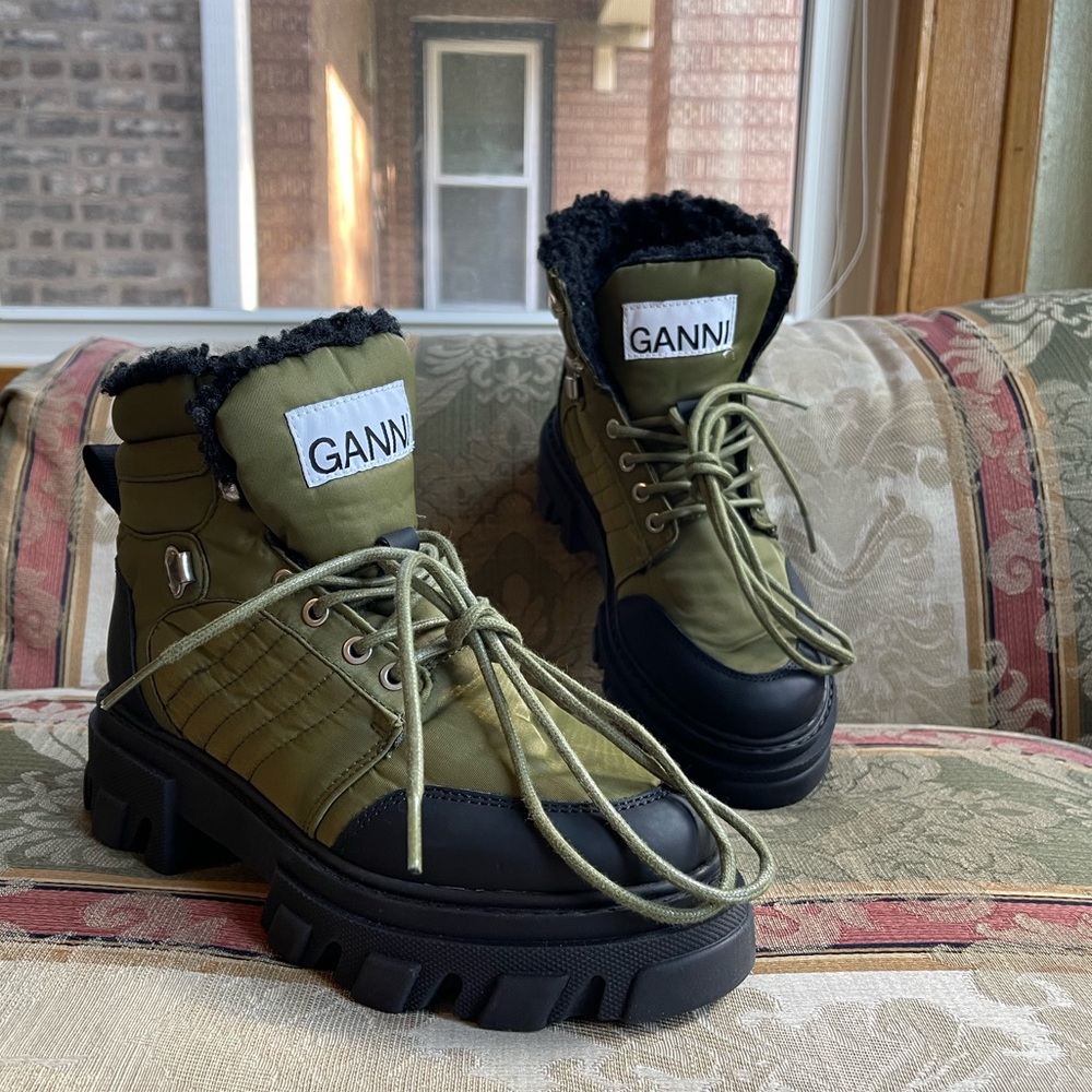 GANNI Faux Shearling Hiking Lace Up Boot. Size 36 = 6 US Women
N9-9 - Picture 4 of 7